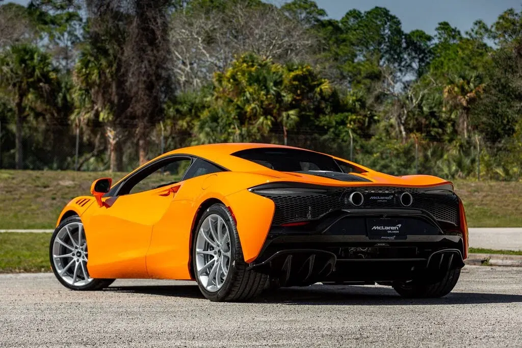 2024 McLaren Artura RWD