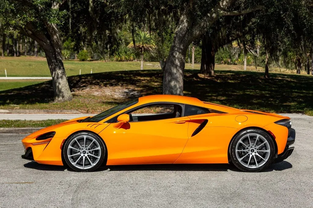 2024 McLaren Artura RWD