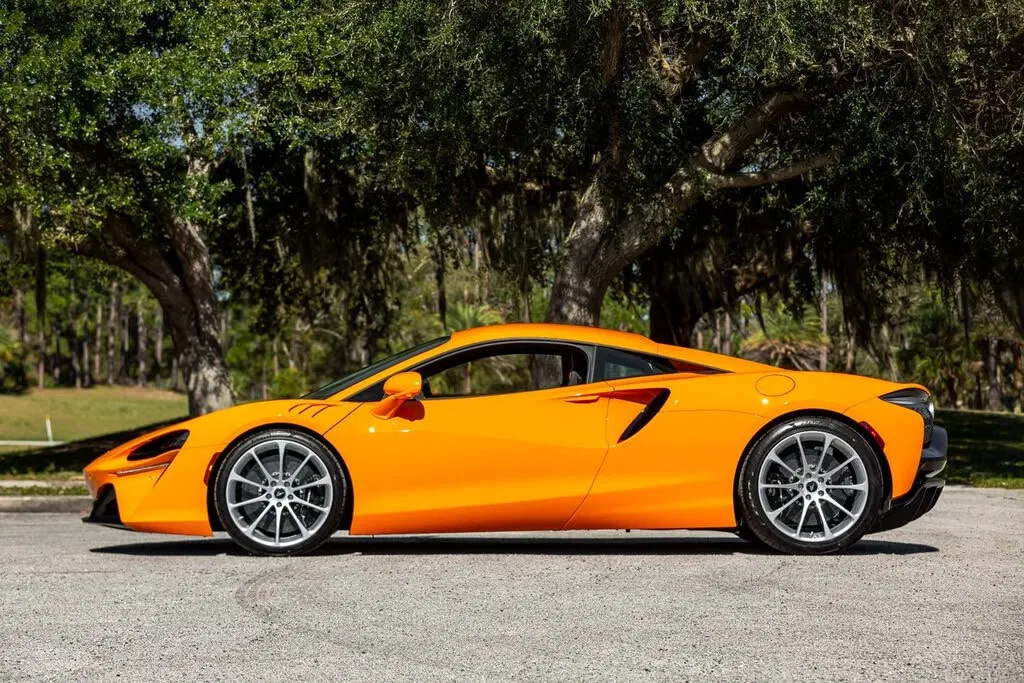 2024 McLaren Artura RWD