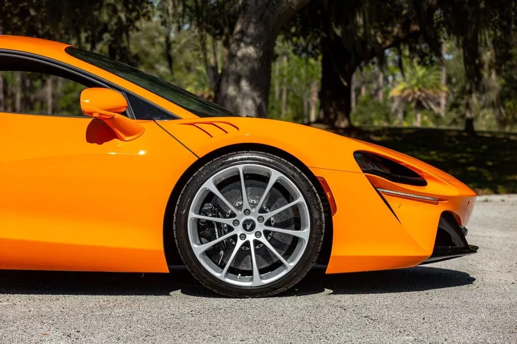 2024 McLaren Artura RWD