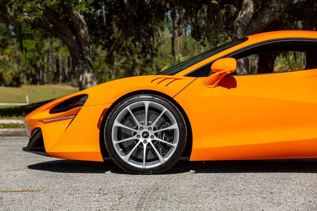 2024 McLaren Artura RWD