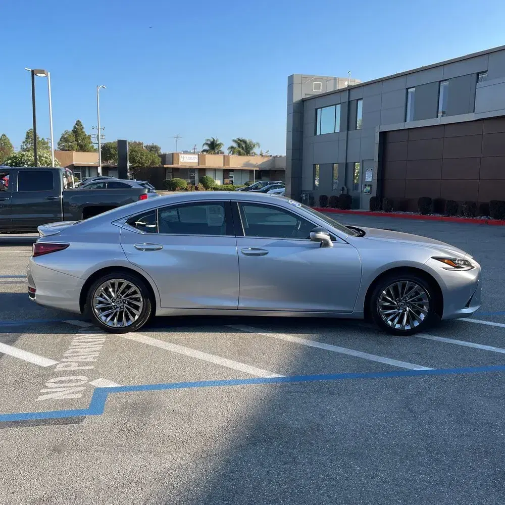 2025 Lexus ES 300h Luxury