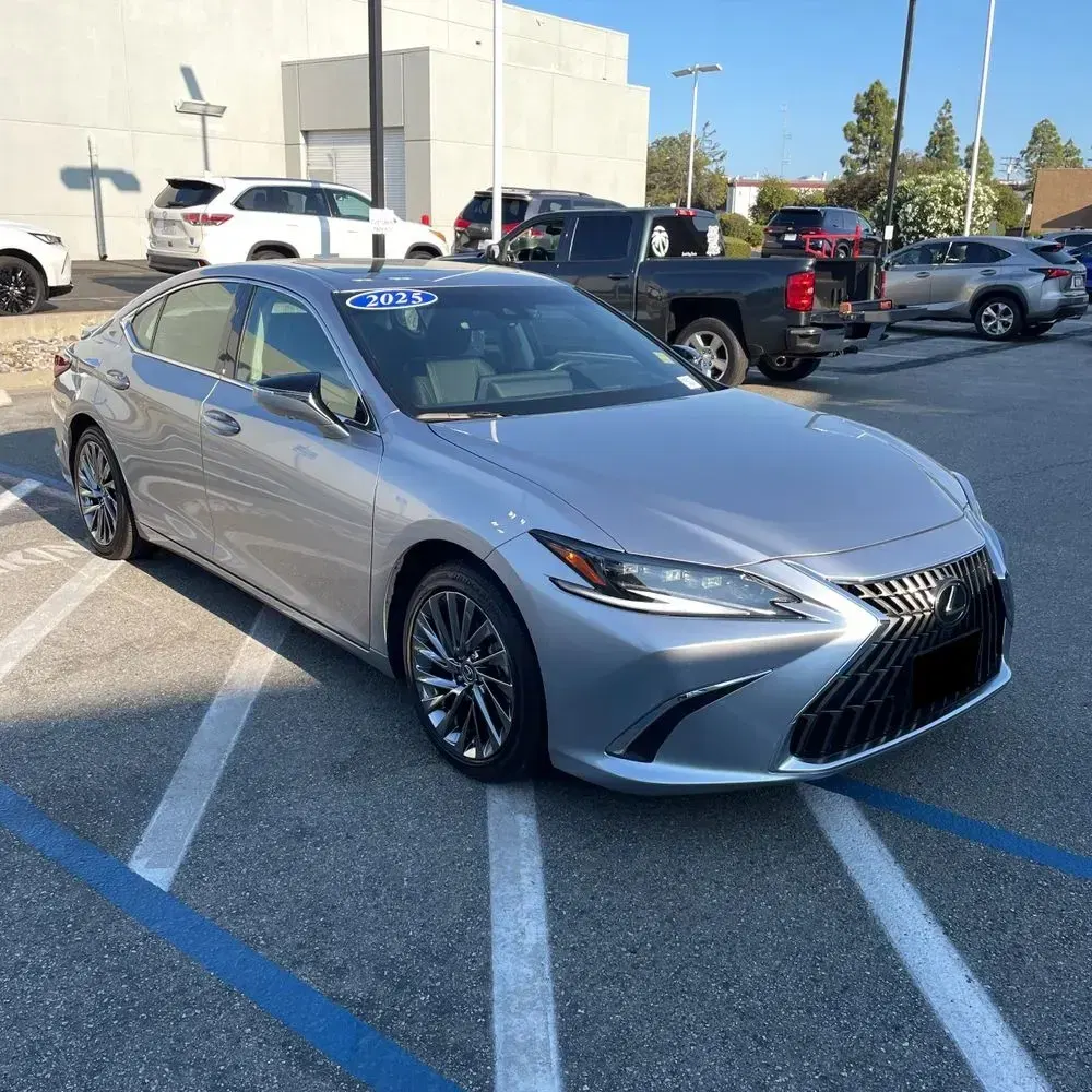 2025 Lexus ES 300h Luxury