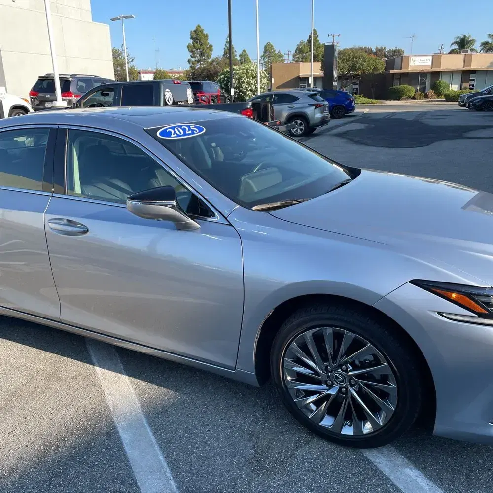 2025 Lexus ES 300h Luxury