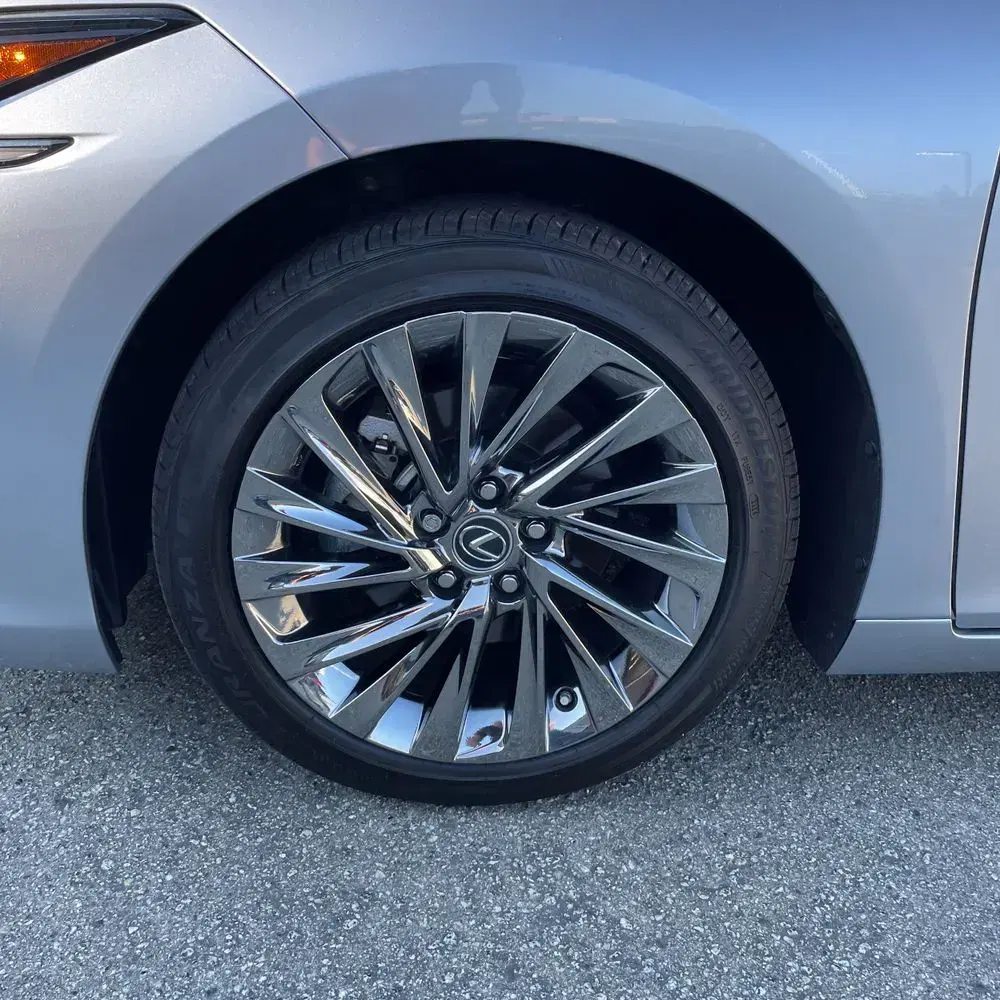 2025 Lexus ES 300h Luxury