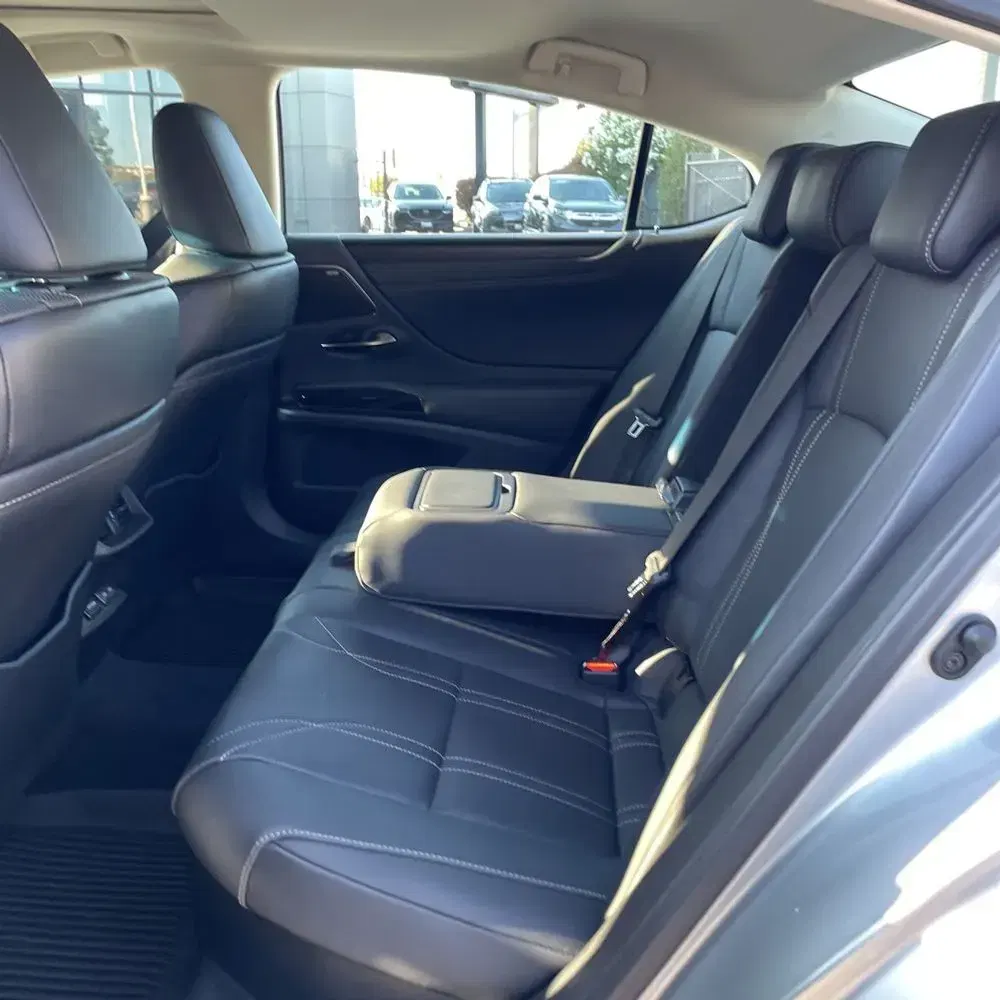 2025 Lexus ES 300h Luxury