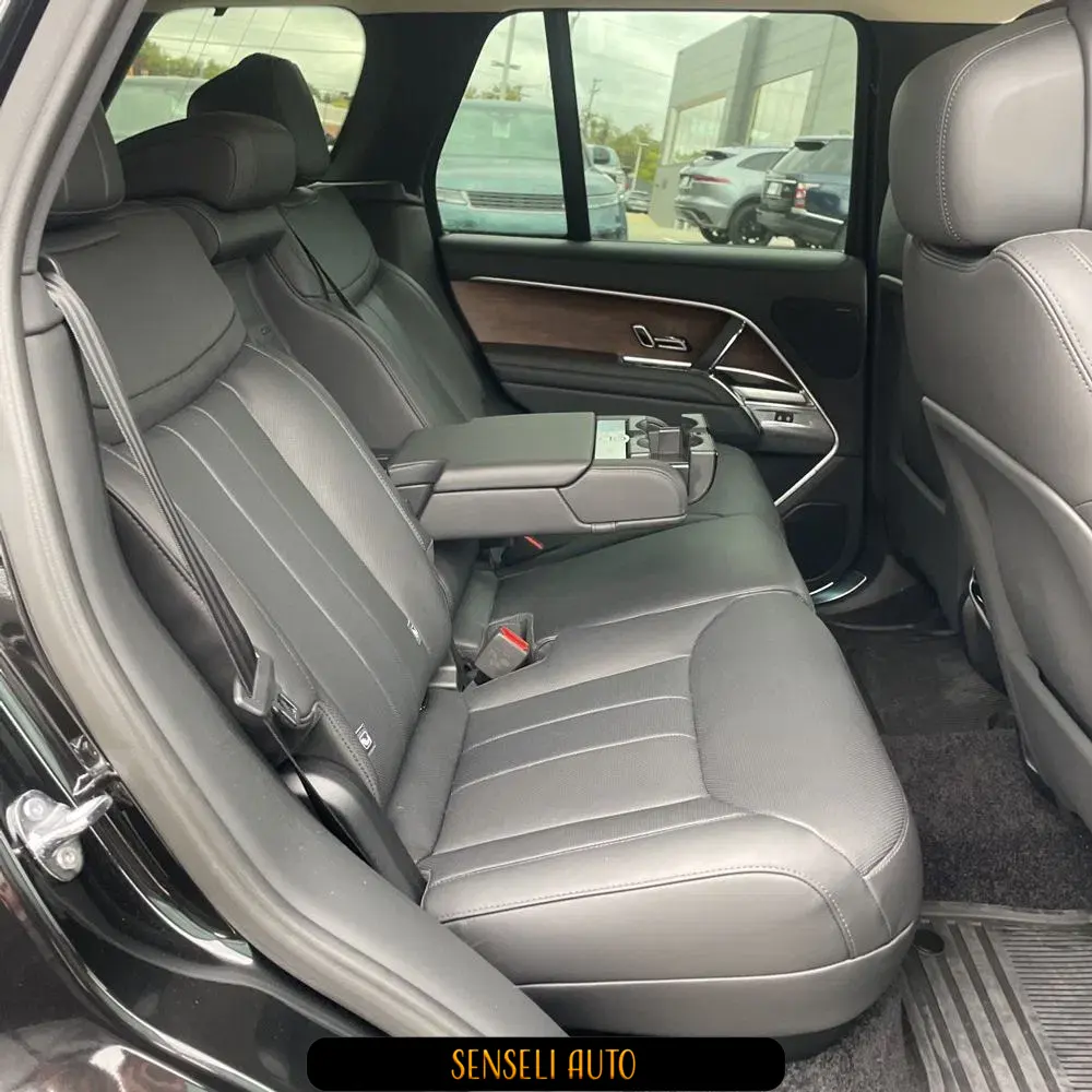 2025 Land Rover Range Rover SE P530