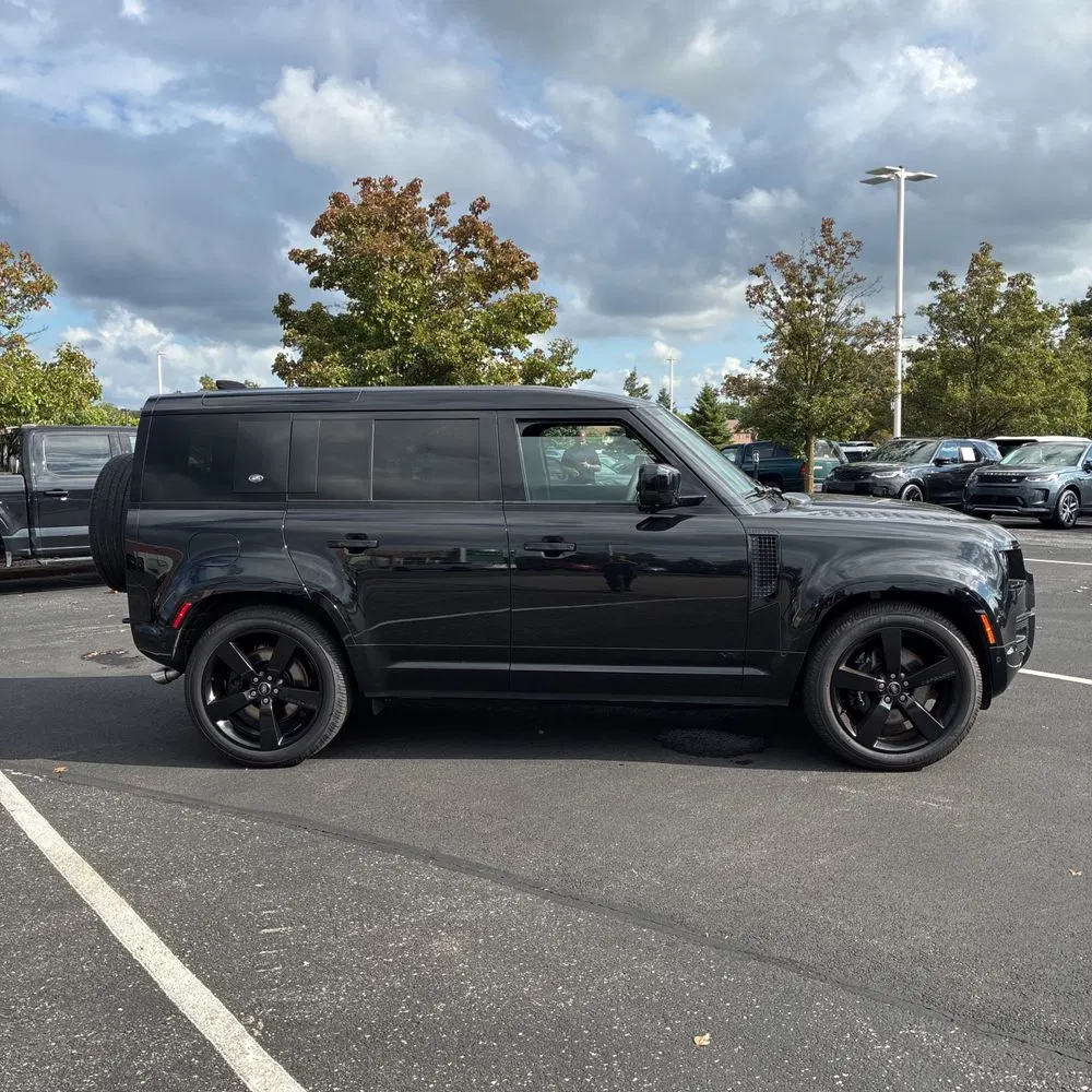 2023 Land Rover Defender 110 V8