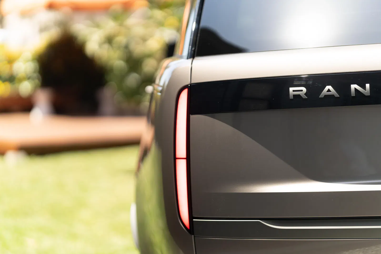 2023 Range Rover P530 SE LWB - Twin-Turbo V8, AWD, Technology Pack, Unmodified