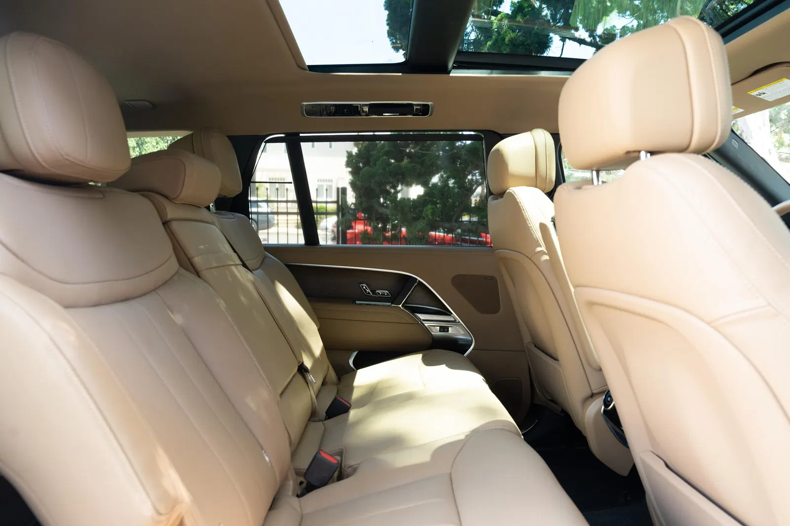 2023 Range Rover P530 SE LWB - Twin-Turbo V8, AWD, Technology Pack, Unmodified