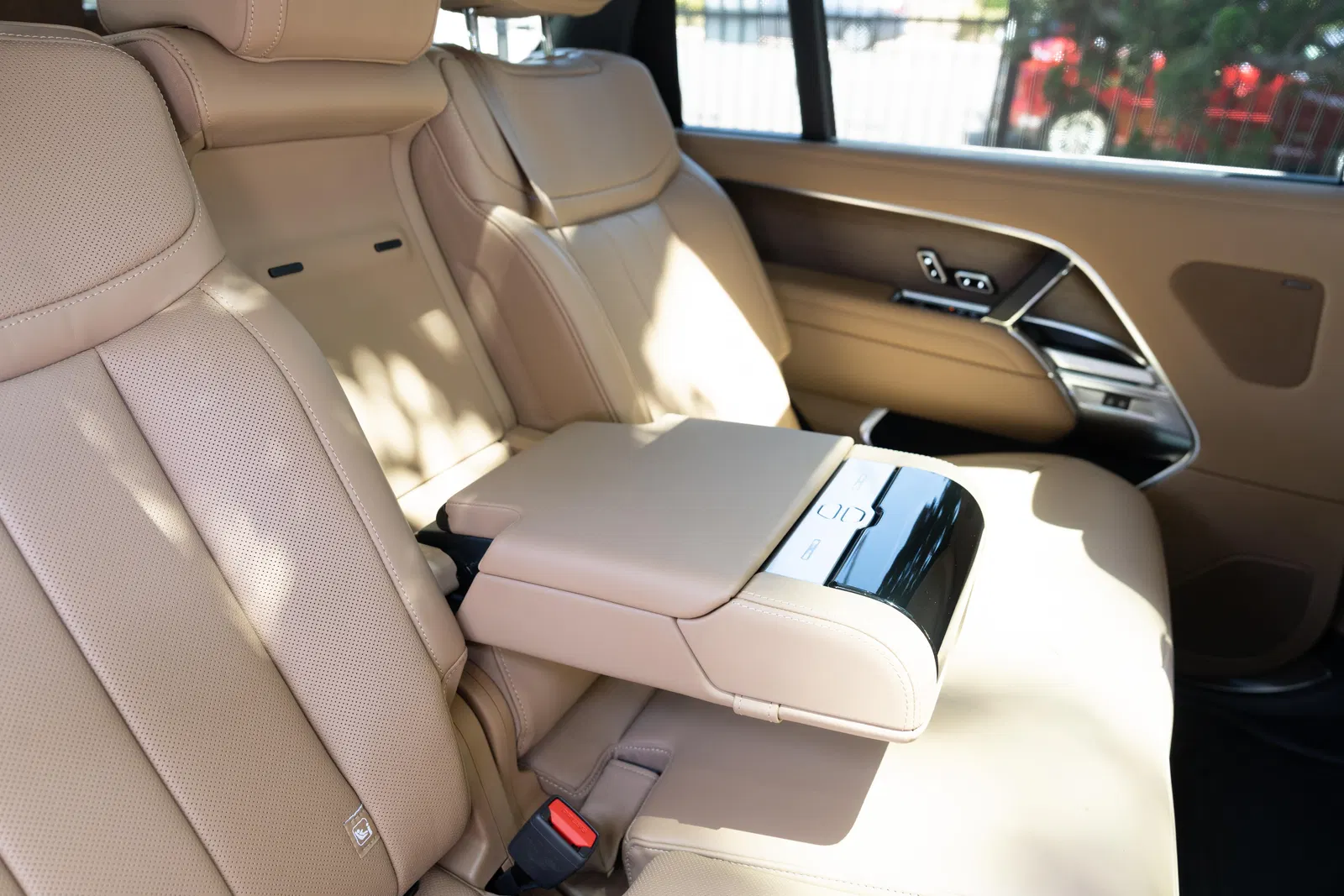 2023 Range Rover P530 SE LWB - Twin-Turbo V8, AWD, Technology Pack, Unmodified