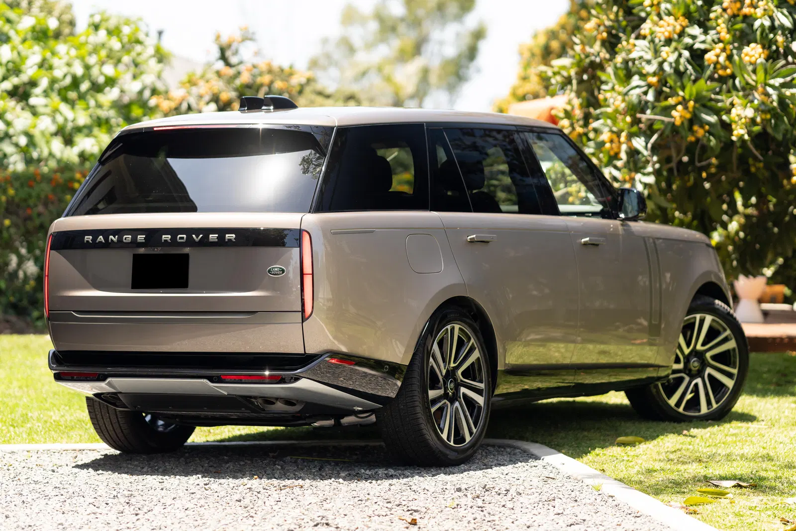 2023 Range Rover P530 SE LWB - Twin-Turbo V8, AWD, Technology Pack, Unmodified