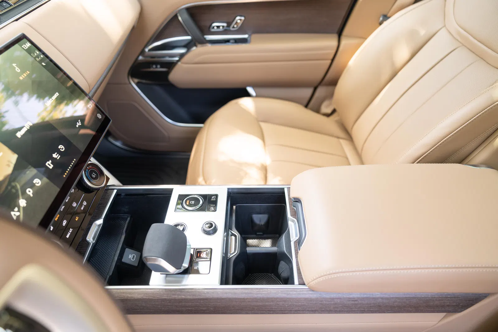 2023 Range Rover P530 SE LWB - Twin-Turbo V8, AWD, Technology Pack, Unmodified