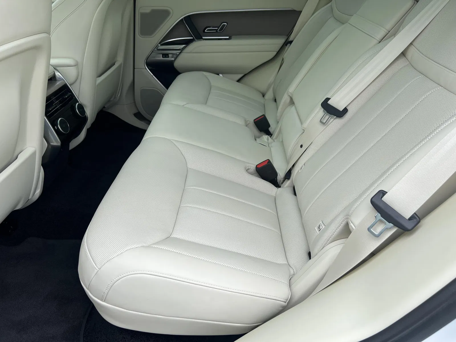 2023 Range Rover P530 SE - Twin-Turbo V8, $12,585 in Options, AWD, Mostly Unmodified
