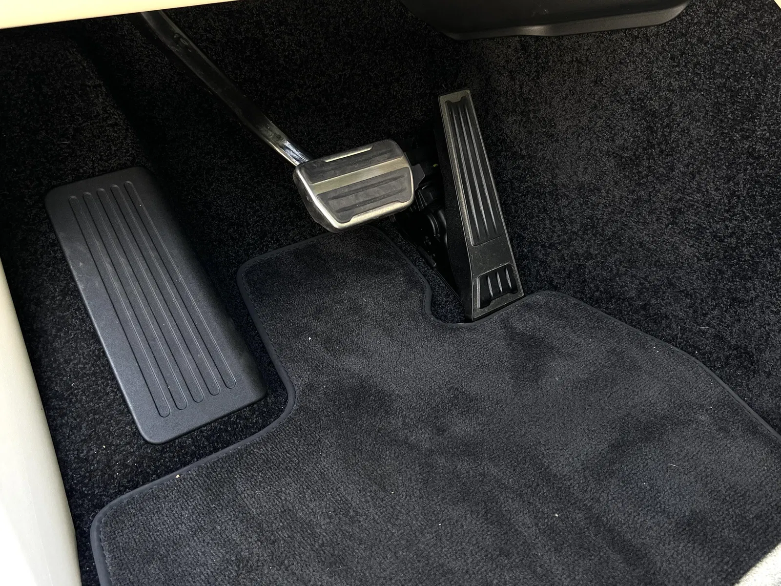 2023 Range Rover P530 SE - Twin-Turbo V8, $12,585 in Options, AWD, Mostly Unmodified