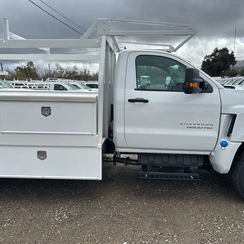 2023 Chevrolet Silverado 5500 W/T