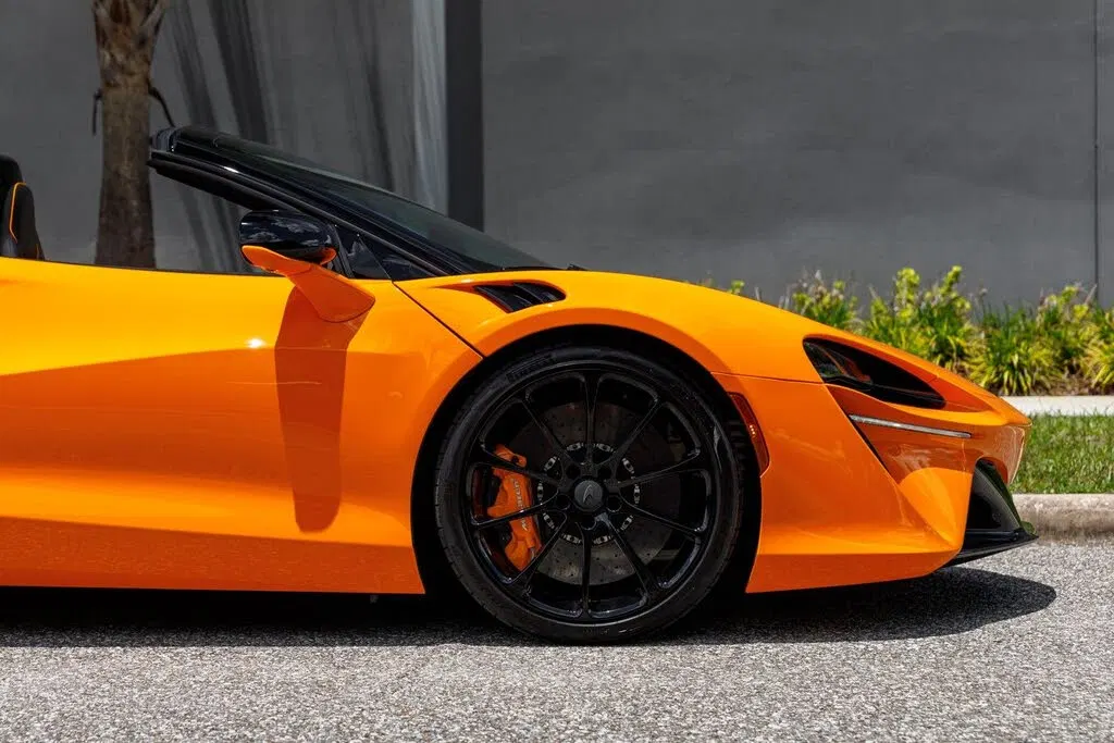 2025 McLaren Artura RWD