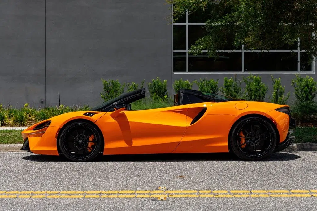 2025 McLaren Artura RWD
