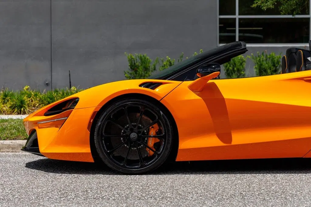 2025 McLaren Artura RWD