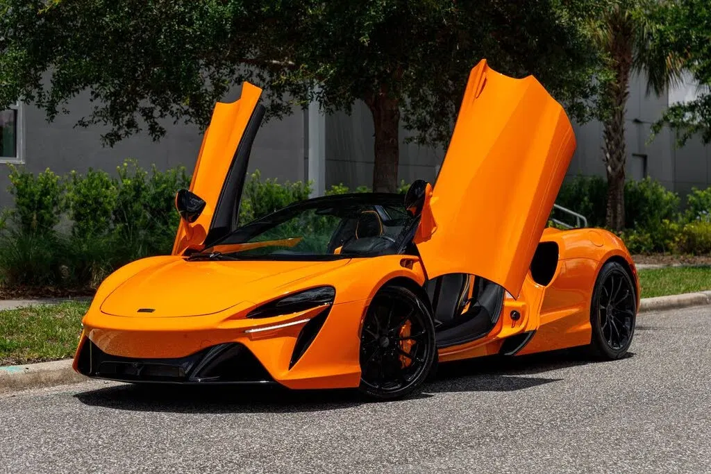 2025 McLaren Artura RWD