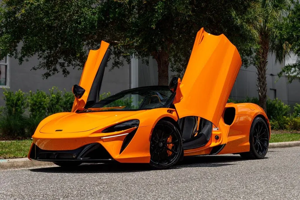 2025 McLaren Artura RWD