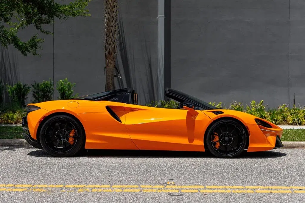 2025 McLaren Artura RWD