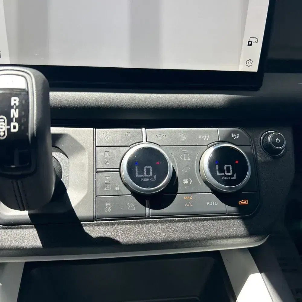 2025 Land Rover Defender 90 P400 X-Dynamic SE