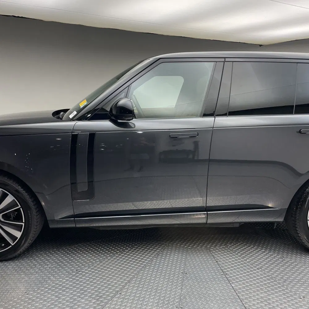 2025 Land Rover Range Rover SE P550e