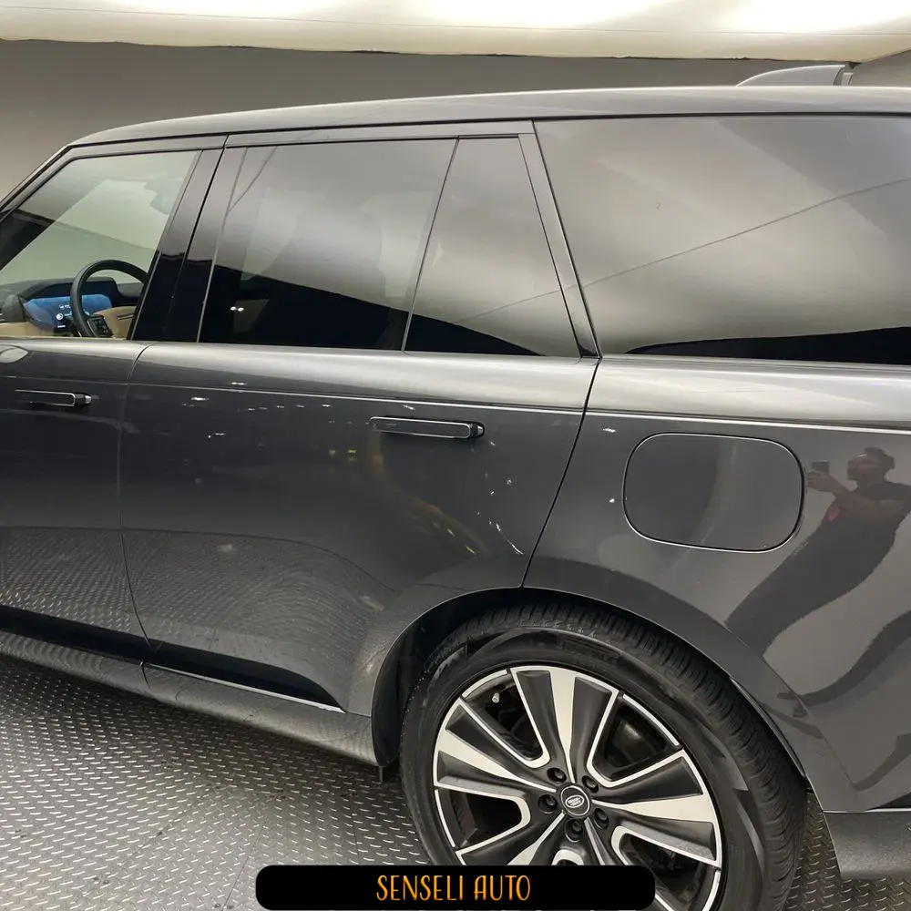 2025 Land Rover Range Rover SE P550e
