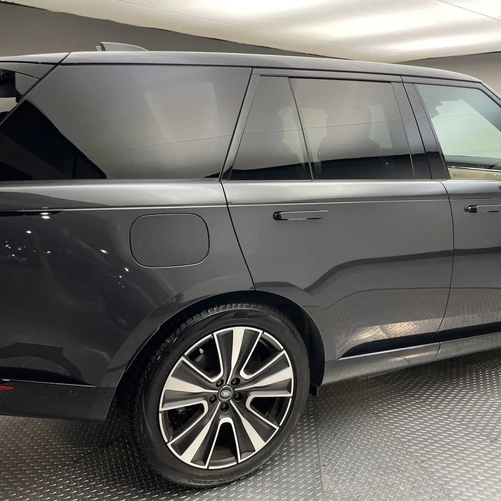 2025 Land Rover Range Rover SE P550e