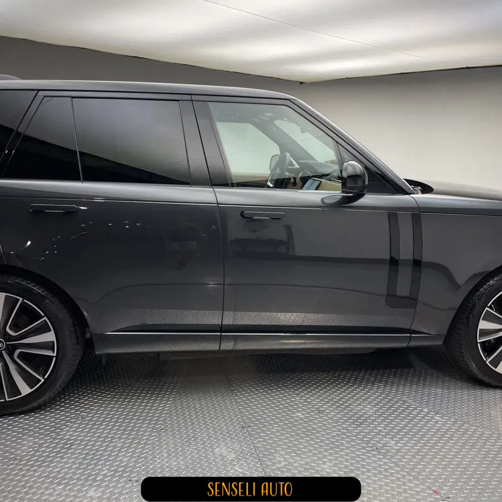 2025 Land Rover Range Rover SE P550e